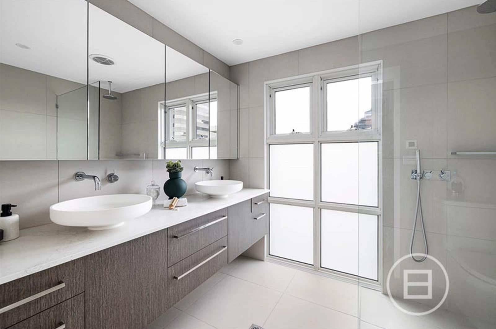QUEE505.26_ENSUITE